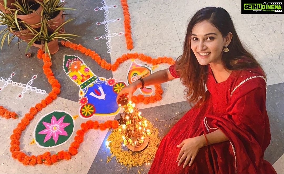 Mukti Mohan Instagram - Holy Moly Rangoli🌈✨ Each year I look forward to making #Rangoli ✨ Diwali time is my favourite fam time 🪔 I’ve been raised to sincerely believe and celebrate that each year we triumph with light over darkness, knowledge over ignorance, good over evil and above all LOVE over all the things that keep us away from it❤️💫 #HappyDiwali 🙏 Desi vibes in @aachho :) 🌺 Ghar... :)