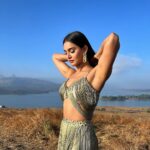 Mukti Mohan Instagram - Consciousness of loving and being loved can bring warmth and richness to life that nothing else can bring🤍🌺 Thank you for resonating with #Naari and pouring your love to @surneetimusic @neetimohan18 @mohanshakti and me🌝✨ Let’s make this #internationalwomensday even more special by sending your #reels a@d tagging us! @abhijitvaghani @shlokelal @souravsharmaofficial @s_kautia @premavshetty @officialsaishashinde @neerajnavare.makeupartist @dwyessh_hairwizard @stylebysaachivj @theuproar_ @nrityashakti @muktimanch Link in bio