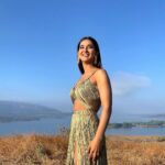 Mukti Mohan Instagram - Consciousness of loving and being loved can bring warmth and richness to life that nothing else can bring🤍🌺 Thank you for resonating with #Naari and pouring your love to @surneetimusic @neetimohan18 @mohanshakti and me🌝✨ Let’s make this #internationalwomensday even more special by sending your #reels a@d tagging us! @abhijitvaghani @shlokelal @souravsharmaofficial @s_kautia @premavshetty @officialsaishashinde @neerajnavare.makeupartist @dwyessh_hairwizard @stylebysaachivj @theuproar_ @nrityashakti @muktimanch Link in bio