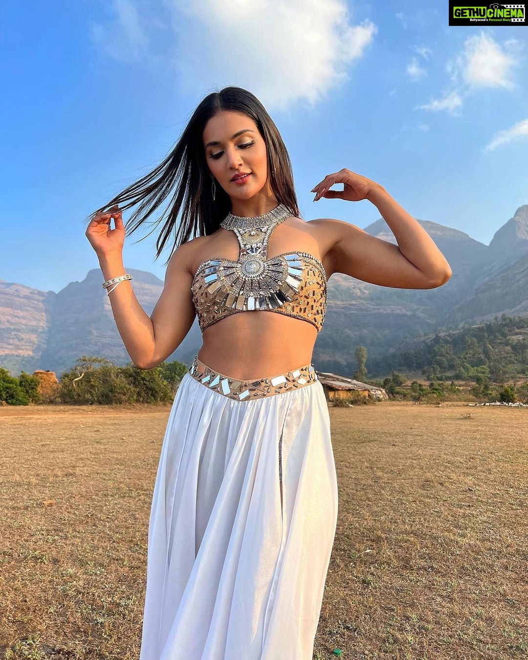 Mukti Mohan Instagram - Khud mein bemisaal HUM hai, Misaal HUM hain🎶 #NAARI song & lyrics by @abhijitvaghani @shlokelal @neetimohan18 @surneetimusic 👏❤️ Thank you for making an Anthem for #Women ✊ and directing with finesse @mohanshakti akkaaaa🥳 and team @s_kautia @janhavinsane @yash.l.amin 🌈✨ Thank you for painting the canvas with your heart & art❤️ @souravsharmaofficial mera bhai!!! And MY FAVOURITE @saishashinde 🌹 Thank you for always believing in us making us look splendid in water,earth and fire elements and giving each one of us the slay MOHANCÈY feels respectively.. 🔥 💥 🌟 #TakeABow Crafty hardworking talented team of @officialsaishashinde , assisted by @suyash_soundalgekar Styled by: @stylebysaachivj Assisted by: @nehha_o Jewellery @azotiique Sleek & stunning Hair by @dwyessh_hairwizard Assisted by @aaliyahussainhairmakeupcreator Glow and graceful Make up by @neerajnavare.makeupartist Assisted by: @ritickasjalan Clicked by: @_shraddhabobade_ Managed by my gorgeousness@premavshetty and her team yogeshji 🌟 #NAARIxMohanSisters #InternationalWomensDay #Surneeti #NeetiMohan #ShaktiMohan #MuktiMohan #Naari 🧿🤍