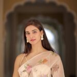 Mukti Mohan Instagram - कोई कैसे उन्हें ये समझाए🤍 Outfit: @muksweta Jewellery: @fashionjewellery_21 Styling: @styling.your.soul @house_of_rohet House of Rohet