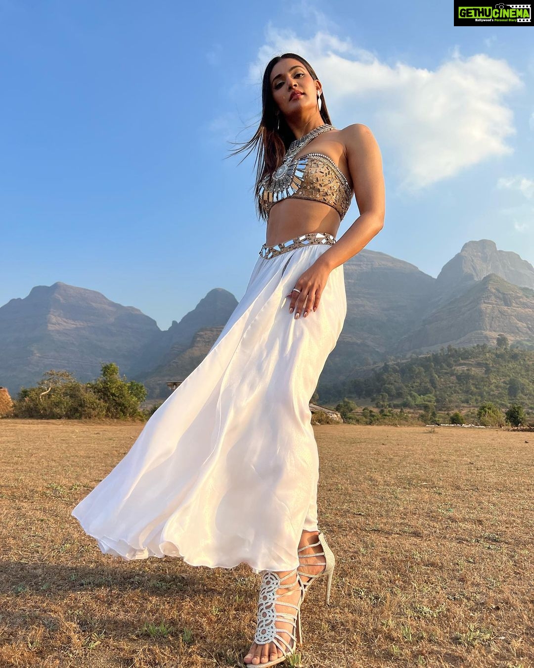 Mukti Mohan Instagram - Khud mein bemisaal HUM hai, Misaal HUM hain🎶 #NAARI song & lyrics by @abhijitvaghani @shlokelal @neetimohan18 @surneetimusic 👏❤️ Thank you for making an Anthem for #Women ✊ and directing with finesse @mohanshakti akkaaaa🥳 and team @s_kautia @janhavinsane @yash.l.amin 🌈✨ Thank you for painting the canvas with your heart & art❤️ @souravsharmaofficial mera bhai!!! And MY FAVOURITE @saishashinde 🌹 Thank you for always believing in us making us look splendid in water,earth and fire elements and giving each one of us the slay MOHANCÈY feels respectively.. 🔥 💥 🌟 #TakeABow Crafty hardworking talented team of @officialsaishashinde , assisted by @suyash_soundalgekar Styled by: @stylebysaachivj Assisted by: @nehha_o Jewellery @azotiique Sleek & stunning Hair by @dwyessh_hairwizard Assisted by @aaliyahussainhairmakeupcreator Glow and graceful Make up by @neerajnavare.makeupartist Assisted by: @ritickasjalan Clicked by: @_shraddhabobade_ Managed by my gorgeousness@premavshetty and her team yogeshji 🌟 #NAARIxMohanSisters #InternationalWomensDay #Surneeti #NeetiMohan #ShaktiMohan #MuktiMohan #Naari 🧿🤍