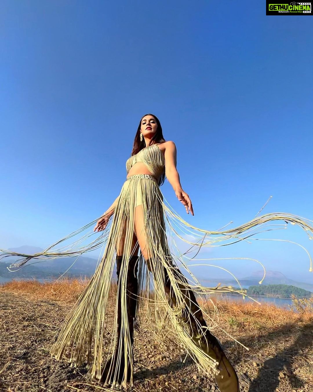 Mukti Mohan Instagram - PowerUp💥IV. III. XXII 👈🏼for NAARI revolution❤️🔥 Just two ✌🏼days to go🤩 Subscribe to @surneetimusic & Stay Tuned🤘🏻 Song out 4th March ‘22 Starring: @neetimohan18 @mohanshakti & @muktimohan Costume Designer: @officialsaishashinde 💥 Assisted by: @suyash_soundalgekar Styled by: @stylebysaachivj Assisted by: @nehha_o Hair: @dwyessh_hairwizard Assisted by @aaliyahussainhairmakeupcreator Make up: @neerajnavare.makeupartist Assisted by: @ritickasjalan Clicked by: @shraddhabobade #NAARIxMohanSisters #InternationalWomensDay #Surneeti #NeetiMohan #ShaktiMohan #MuktiMohan #Naari