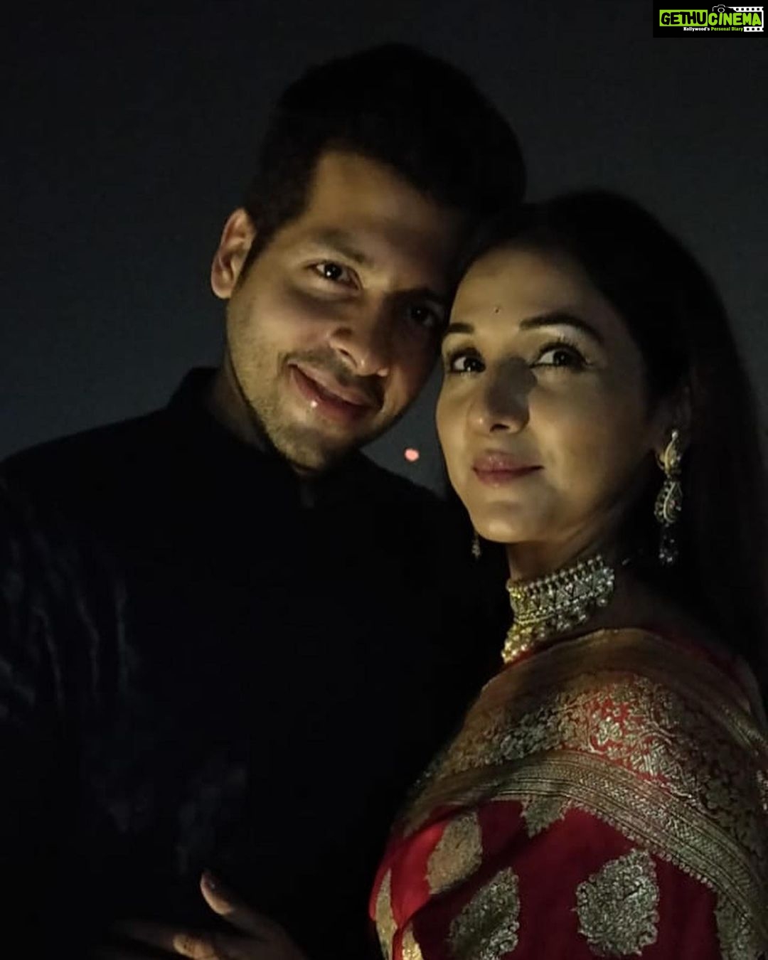 Mukti Mohan Instagram - Love was just a concept before I saw you two brave hearts with the kindest smiles meet! I wish you both joy, success, giggles, lots of travel, adventure and years of togetherness ♾✨ Celebrating 3 yrs of togetherness💞@neetimohan18 @nihaarpandya of the most gorgeous souls, I mean it❤️ I Love you My Doo-Jaanzua-Abyabambino 👨👩👦beyond measure 🧿🤍💫 #HappyAnniversary #Neeni Cheers to many more 🌈✨ 📷 @mohanshakti
