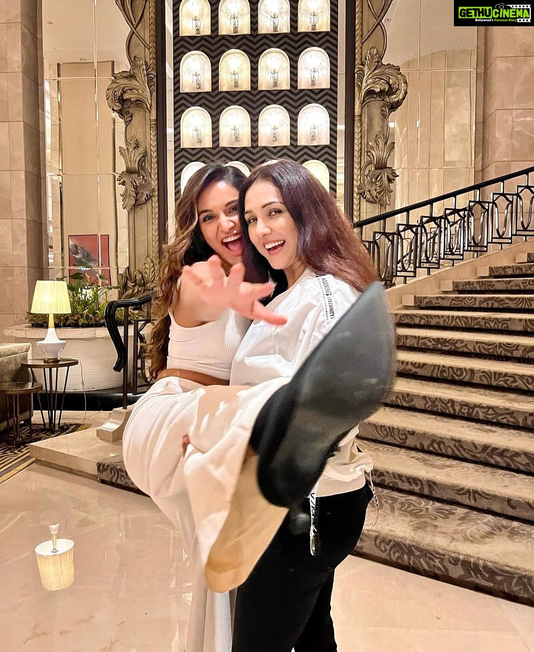 Mukti Mohan Instagram - Overdose of LOVE!!! Koi @neetimohan18 Doowie ko BachaaaaO!!! #NOTTODAY coz it's her Burrddaaaeyaaayyyyy YAY!! You have all of my heart ❤️ I wish I could put it to words what you mean to me! you are my.. SAB KUCH 🤍✨ Happy birthday Mera Sabkuch 💫 So blessed to have you in my life! I wish you get everything in abundance good health, wealth, success, wisdom and love! #BeVictorious Love you my Doowie❤️✨ Thank you ✨ @varunkalra93 @stregismumbai #bythemekong