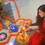 Mukti Mohan Instagram - Holy Moly Rangoli🌈✨ Each year I look forward to making #Rangoli ✨ Diwali time is my favourite fam time 🪔 I’ve been raised to sincerely believe and celebrate that each year we triumph with light over darkness, knowledge over ignorance, good over evil and above all LOVE over all the things that keep us away from it❤️💫 #HappyDiwali 🙏 Desi vibes in @aachho :) 🌺 Ghar... :)