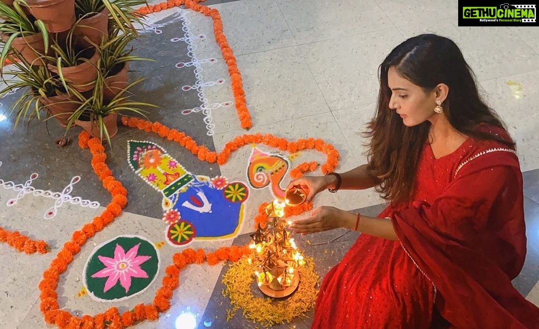Mukti Mohan Instagram - Holy Moly Rangoli🌈✨ Each year I look forward to making #Rangoli ✨ Diwali time is my favourite fam time 🪔 I’ve been raised to sincerely believe and celebrate that each year we triumph with light over darkness, knowledge over ignorance, good over evil and above all LOVE over all the things that keep us away from it❤️💫 #HappyDiwali 🙏 Desi vibes in @aachho :) 🌺 Ghar... :)
