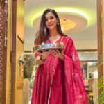 Mukti Mohan Instagram - Holy Moly Rangoli🌈✨ Each year I look forward to making #Rangoli ✨ Diwali time is my favourite fam time 🪔 I’ve been raised to sincerely believe and celebrate that each year we triumph with light over darkness, knowledge over ignorance, good over evil and above all LOVE over all the things that keep us away from it❤️💫 #HappyDiwali 🙏 Desi vibes in @aachho :) 🌺 Ghar... :)