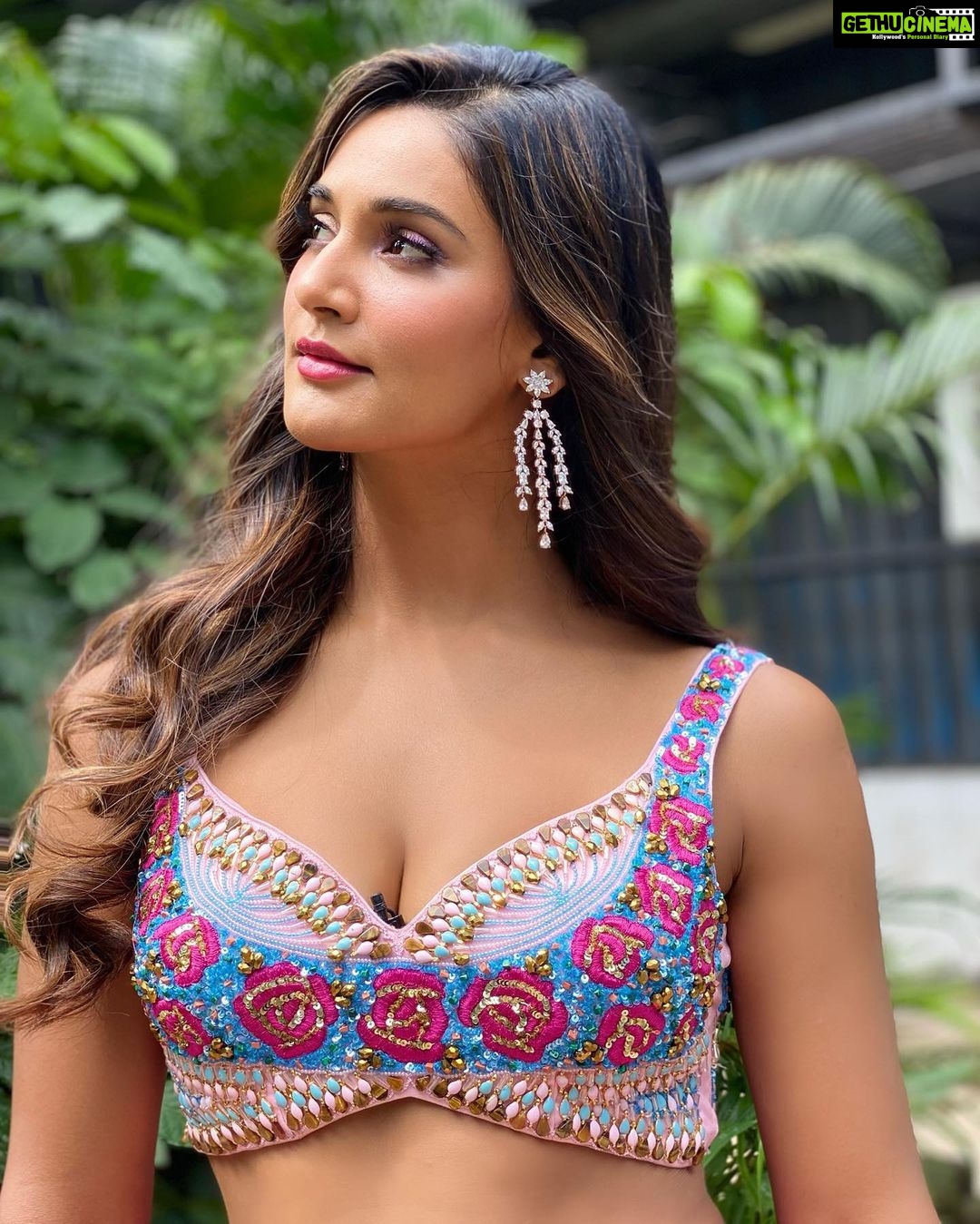 Mukti Mohan Instagram - Shine on 🪔 it’s #Diwali time✨ With #DanceWithMe @zeecafeindia Hook Step kiya na? Check out @mohanshakti ‘s page for that ✌️ 😎 Hair @dwyessh_hairwizard Make up @vibhagusain Styled by - @camy1411 Asst by - @styledbyanna137 Outfit by - @the_adhya_designer
