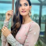 Mukti Mohan Instagram - लफ़्ज़ों के इत्तेफाक़ में यूँ बदलाव करके देख तू देख कर न मुस्कुरा बस मुस्कुरा के देख ! Make up @mitavaswani Hair @dwyessh_hairwizard Outfit @pallavijaipur Jewellery @azotiique Styled by @stylebysaachivj assisted by @sanzimehta777