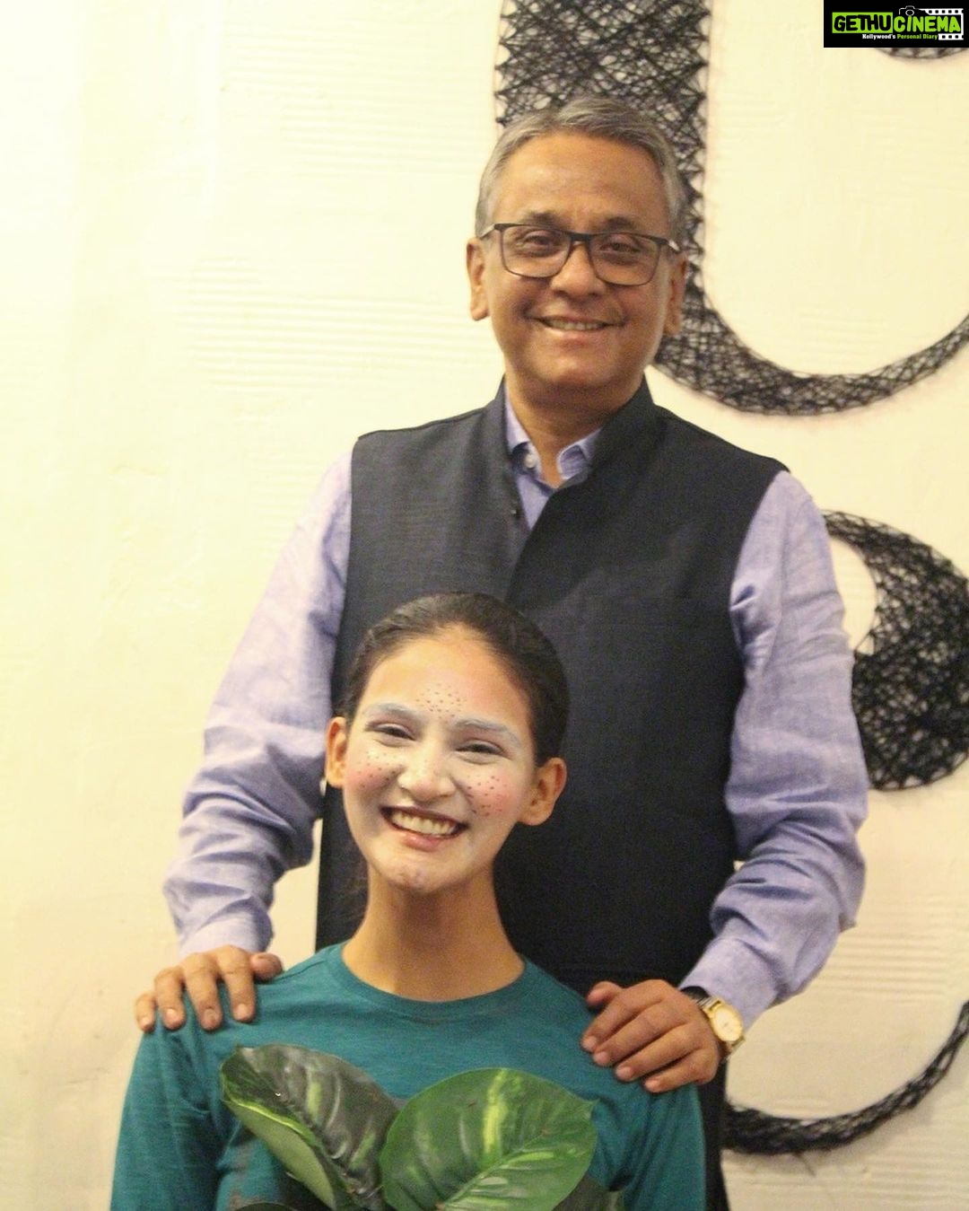 Mukti Mohan Instagram - Ultimate freedom one can give to a child is to love. You are an epitome of love Papa, Aap ek Misaal ho! Bemisaal ho! Kamaal ho! An inspiration to every parent, पिताजी 🛐 जन्मदिन की शुभकामनाये🙏🏼 @bms.brijmohan Papa 🤗 My whole heart ♥️ Happy Birthday 🎂