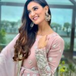 Mukti Mohan Instagram - लफ़्ज़ों के इत्तेफाक़ में यूँ बदलाव करके देख तू देख कर न मुस्कुरा बस मुस्कुरा के देख ! Make up @mitavaswani Hair @dwyessh_hairwizard Outfit @pallavijaipur Jewellery @azotiique Styled by @stylebysaachivj assisted by @sanzimehta777