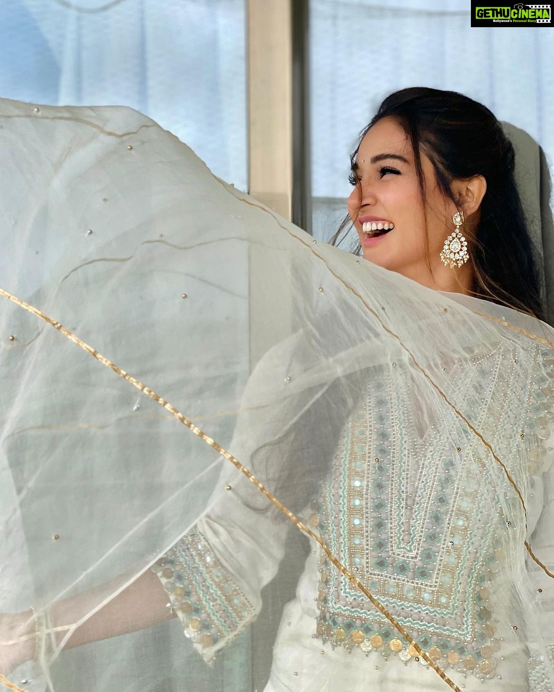 Mukti Mohan Instagram - Breeze feels🌾 Outfit by: @jbyjannat Pr: @fashionbusinessofficials Jewellery @azotiique Styled by @stylebysaachivj Asssisted by @sanzimehta777 Make up by @mitavaswani Hair by @dwyessh_hairwizard @aaliyahussainhairmakeupcreator @style_with_shreya