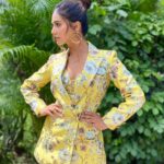 Mukti Mohan Instagram - Cover me in sunshine☀️ #dancewithme2 @mohanshakti @zeecafeindia @keylightinsta Make up - @vibhagusain @madhura_makeupnhair Hair - @dwyessh_hairwizard Styled by - @camy1411 Asst by - @styledbyanna137 Outfit by - @ranbirmukherjeeofficial Jewellery by - @antarez.jewels @sonyashaikh