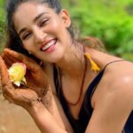 Mukti Mohan Instagram - देश की मिट्टी खाई थी मैंने बचपन में कभी शायद, इसलिए मेरे खून में वही मिट्टी कि खुशबू है| #chaltiphirtishayari nahi #hakikathaimeri #muktgyaan 📷 @mohanshakti