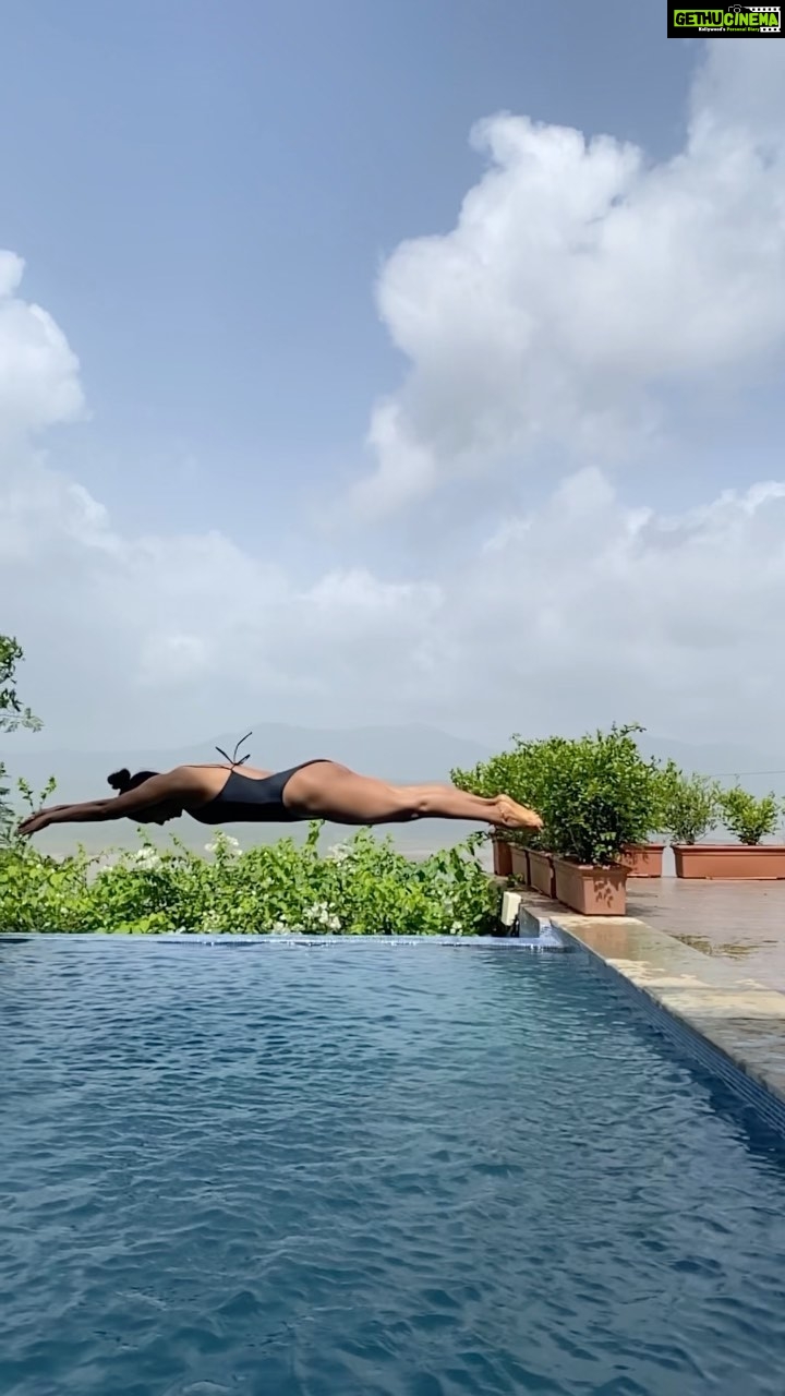 Mukti Mohan Instagram - Putting pressure in advance who are planning to send me gifts on my birthday as I jump into my birthday celebrations like π€ͺπ€©π₯°π₯³πββοΈ #PressureNoPressure I swear I will act surprised ππ€π My fam has spoiled me for life!! Canβt contain my excitement on my birthdays ya! Love you @bms.brijmohan @kusum8114 @neetimohan18 @kmohan12 @mohanshakti π€