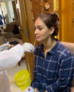 Mukti Mohan Instagram - Nathooney bade hogaye👃🏻 🧐Lekin yeh #Corona nahin jaa raha!!😂 This was my first COVID-19 test which I had taken for just a memory in Oct’20, now I have lost the count of how many #Covid19 tests i have taken! Jokes apart, yesterday in just 24hrs, more than 16thousand cases were reported only in Maharashtra. This is just a reminder that this #Pandemic is not over yet and let’s take full responsibility of ourselves and people around us at all times #BetterSafeThanSorry Aur Nathooney matlab Nostrils yaar!! 🤷🏻‍♀️ #StaySafeAndPositive 🥰😇