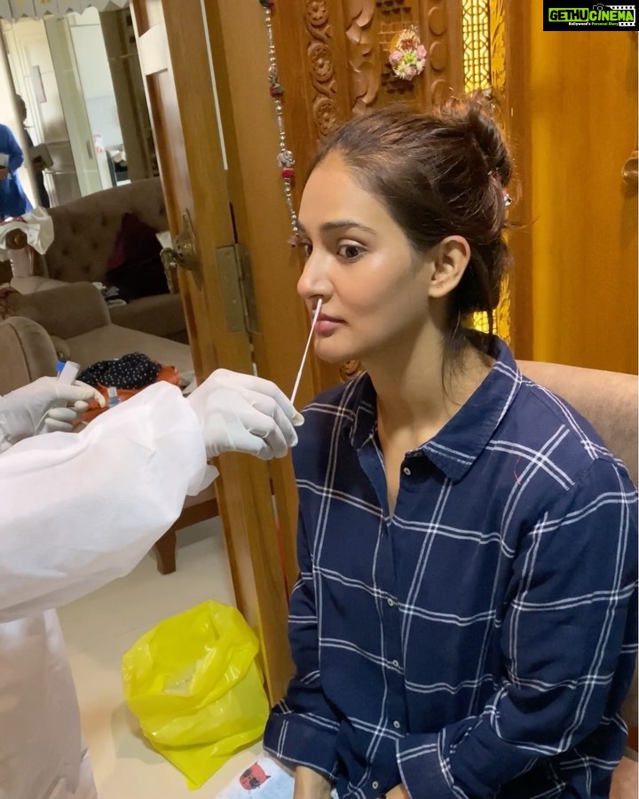 Mukti Mohan Instagram - Nathooney bade hogaye👃🏻 🧐Lekin yeh #Corona nahin jaa raha!!😂 This was my first COVID-19 test which I had taken for just a memory in Oct’20, now I have lost the count of how many #Covid19 tests i have taken! Jokes apart, yesterday in just 24hrs, more than 16thousand cases were reported only in Maharashtra. This is just a reminder that this #Pandemic is not over yet and let’s take full responsibility of ourselves and people around us at all times #BetterSafeThanSorry Aur Nathooney matlab Nostrils yaar!! 🤷🏻♀️ #StaySafeAndPositive 🥰😇