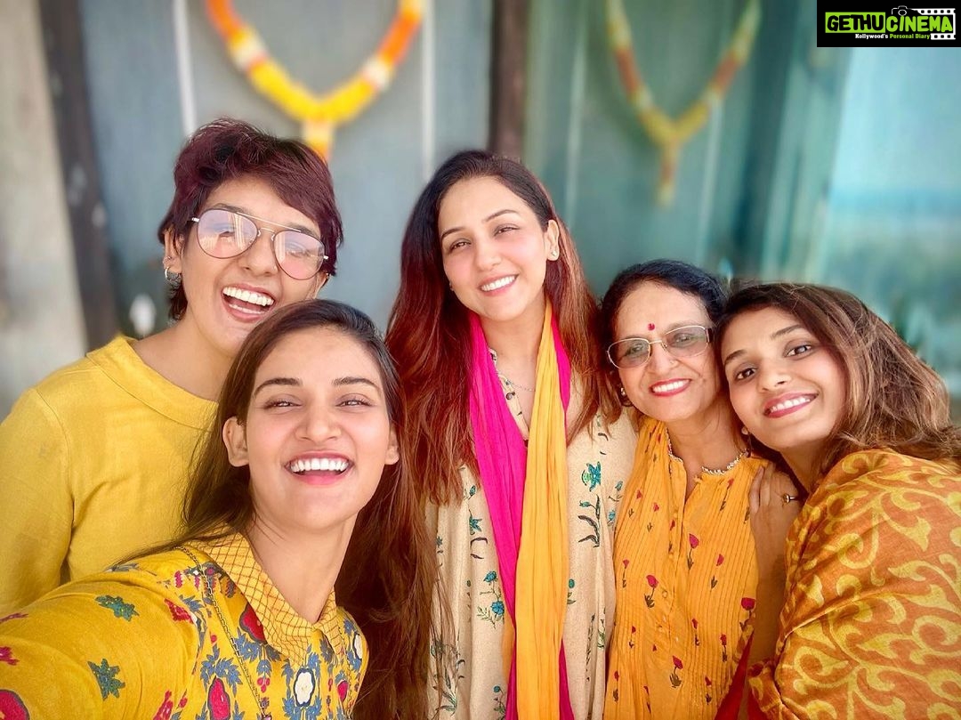 Mukti Mohan Instagram - Eternally grateful for growing up with immensely loving, powerful, nurturing, compassionate energies around me who make my every normal day feel like women’s day! But this is only possible because one MAN in our house, my father, who is more nurturing than any woman I know!! Dad I know you said -“We don’t need “a day” to celebrate women who are way superior than men, when we can do it everyday!” You rightfully took care of mom and all your 4 daughters under the same roof for years and even now setting the standard very high!! You are inspiring so many fathers to raise their daughters like you did! But I promise, I’ll uplift and uprise every female in my capacity until we’d not have the need to have a separate day for women as we don’t have a Happy Men Day! #HappyWomensDay So cheers to the divine feminine energy within all of us! 😇 @bms.brijmohan @kusum8114 @neetimohan18 @kmohan12 @mohanshakti