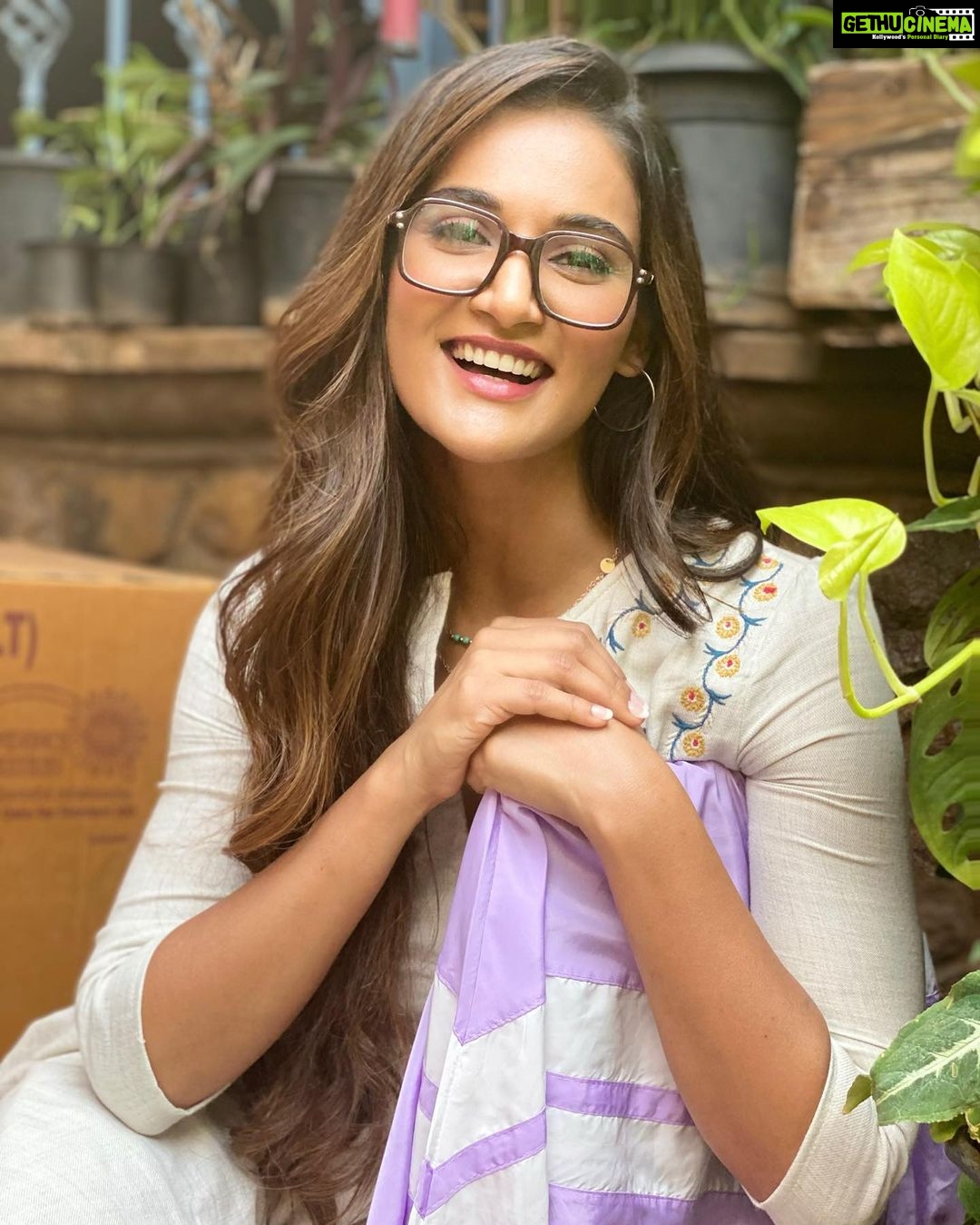 Mukti Mohan Instagram - If I was a Bollywood film character my name would have been? Your options are: 1. Naina 2. Nisha 3.Simran Sahi jawab ko mera ♥️ milega 👻😂