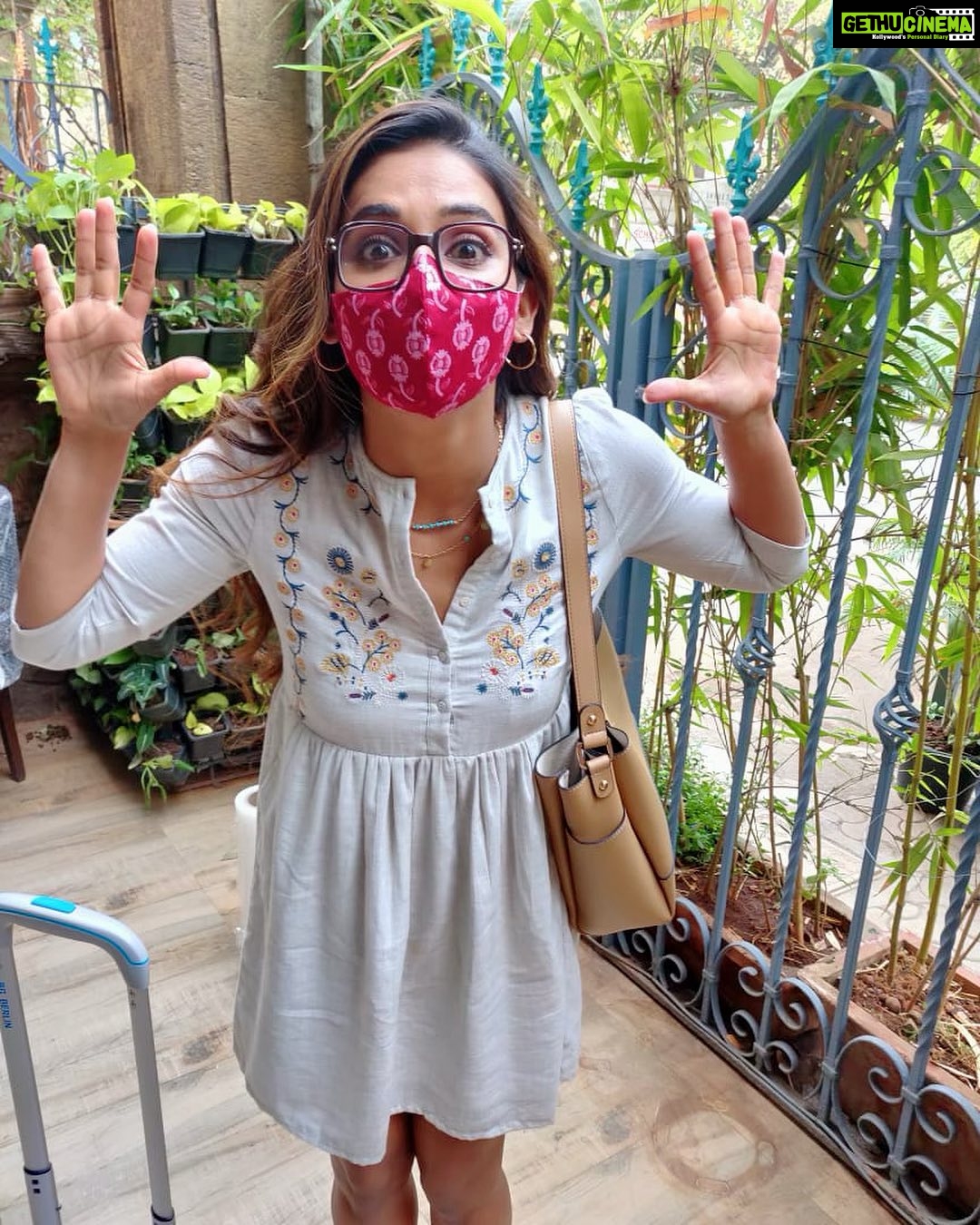 Mukti Mohan Instagram - Jiii Haaaan Main Hoon MaskNayak🤓😷🤪 (🥁 TeTe TeTeTDhamDha..🎶 ) #newstory 🦋 #newself🐰 #liveforsuchexperiences 💘 #ttt #comingsoon Bombay to Barcelona Library Cafe