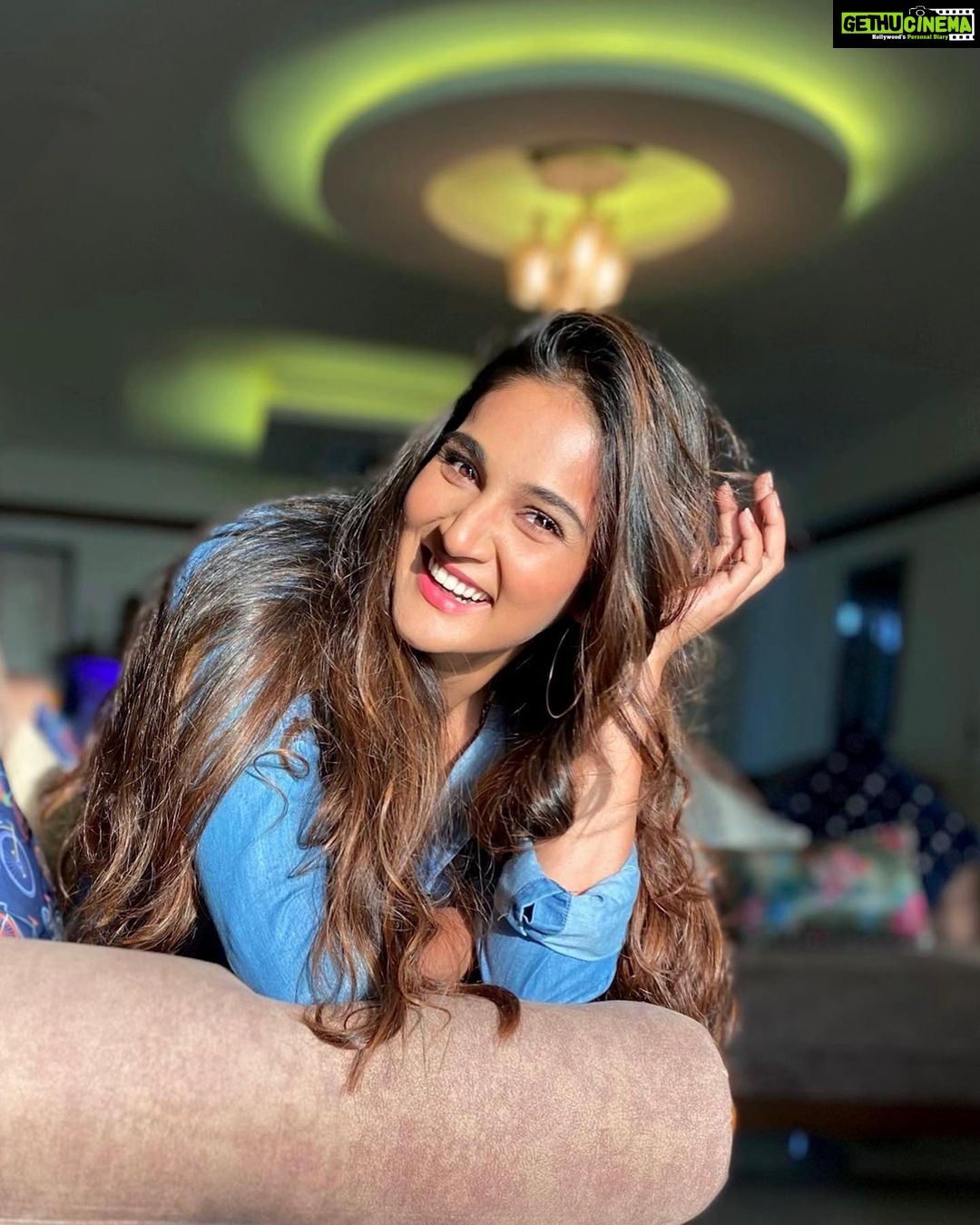 Mukti Mohan Instagram - I think 🤔 I’m worth every headache I give! 😌 #sunday ☀️ 💭? Random #SundayMotivation to troll myself 😆 #KyunkiInstaPeSabKaafiSeriousQuotesDaalteHain Waise, How’s your Sunday goin?!