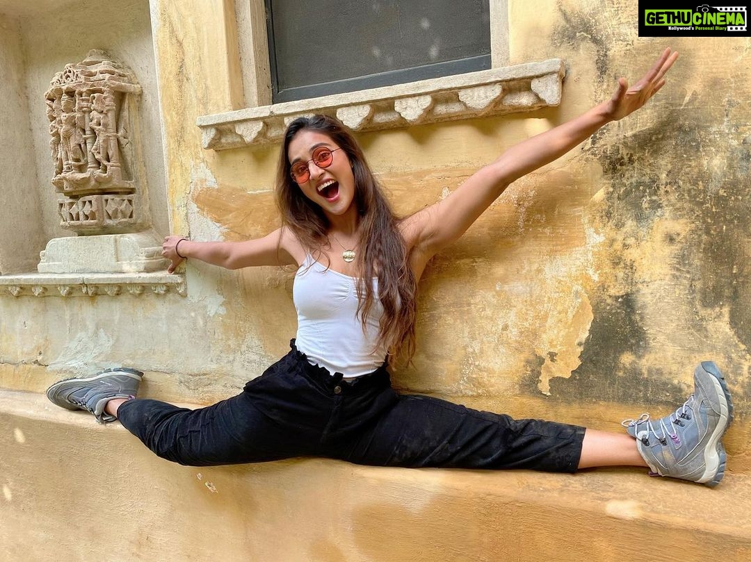 Mukti Mohan Instagram - #thingsdancersdoduringbreaks #throw your leg back to not doing a #throwbackthursday and post it for #postivevibes #enoughhashtags 🧐alreadyyy🤪 #muktgyaan 📷 @jagtap721