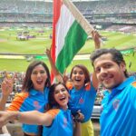 Mukti Mohan Instagram - आप सभी को गणतंत्र दिवस की हार्दिक शुभकामनाएं #RepublicDay 🇮🇳 Honouring 72 years of #IndianConstitution #UnityInDiversity #ProudIndian #JaiHind @nihaarpandya @neetimohan18 @mohanshakti P.S.- this was taken on 8th Mar’20 during Women’s World Cup T20 Finals in Melbourne,BP (Before Pandemic).
