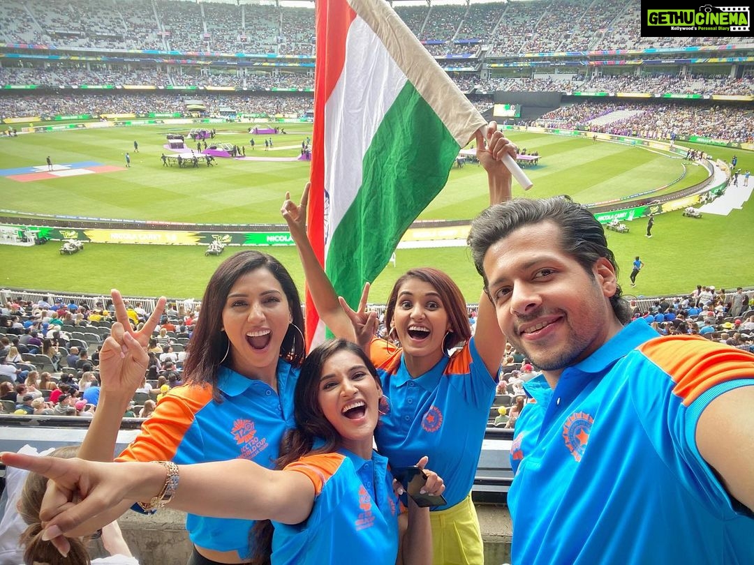 Mukti Mohan Instagram - आप सभी को गणतंत्र दिवस की हार्दिक शुभकामनाएं #RepublicDay 🇮🇳 Honouring 72 years of #IndianConstitution #UnityInDiversity #ProudIndian #JaiHind @nihaarpandya @neetimohan18 @mohanshakti P.S.- this was taken on 8th Mar’20 during Women’s World Cup T20 Finals in Melbourne,BP (Before Pandemic).