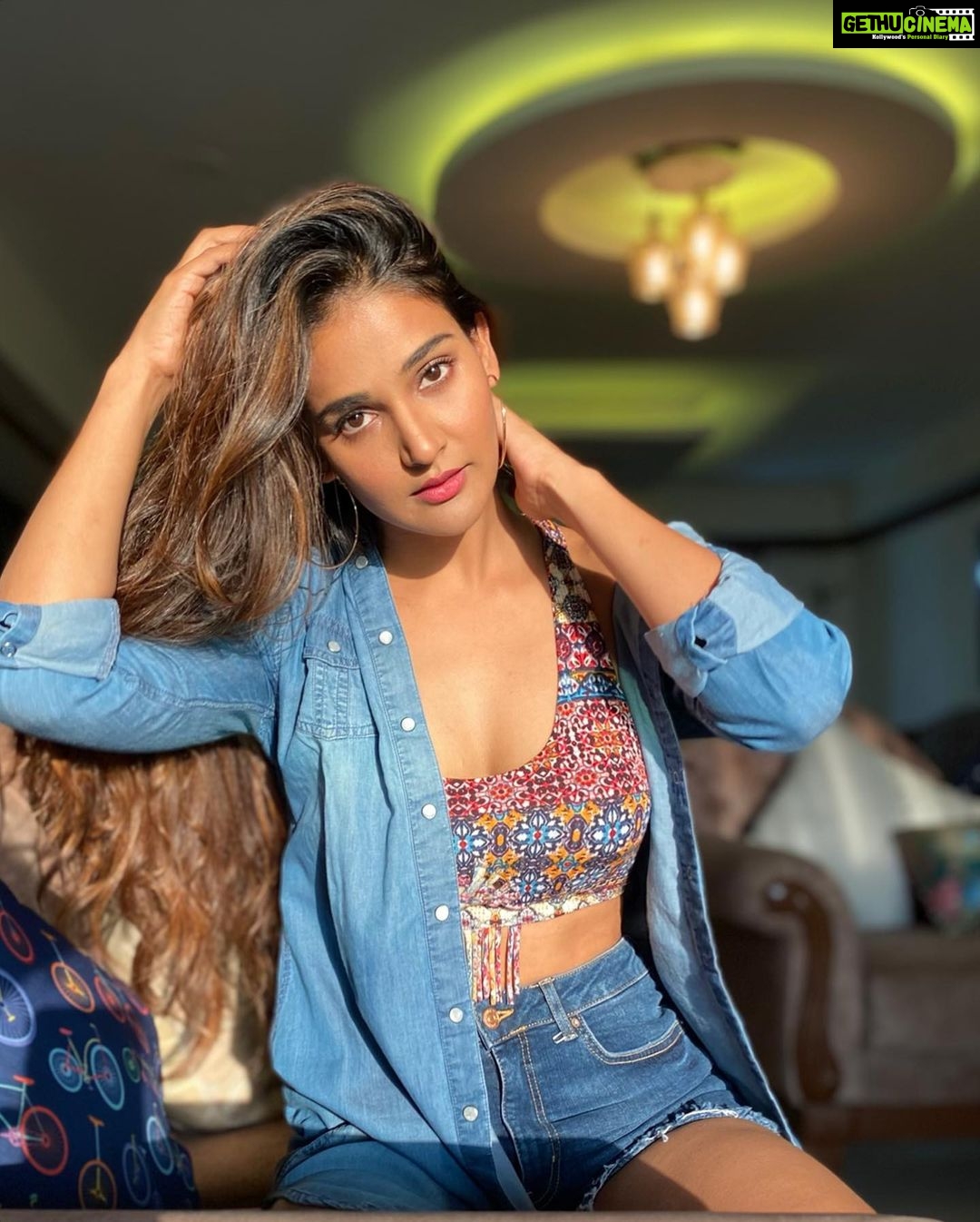 Mukti Mohan Instagram - #2021 plannehahahahhahahahahahahahahhahahahahahahahahhahanevermind 🤷♀️ #livethemoment #takeitasitcomes ✌️ #muktgyaan 📷 @kmohan12