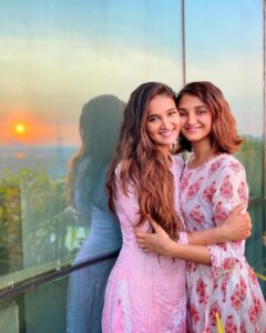 Mukti Mohan Instagram - Keep us where the light is☀️ 🌺 🌸🌷🌼🌹 @mohanshakti @kmohan12 @nihaarpandya @neetimohan18