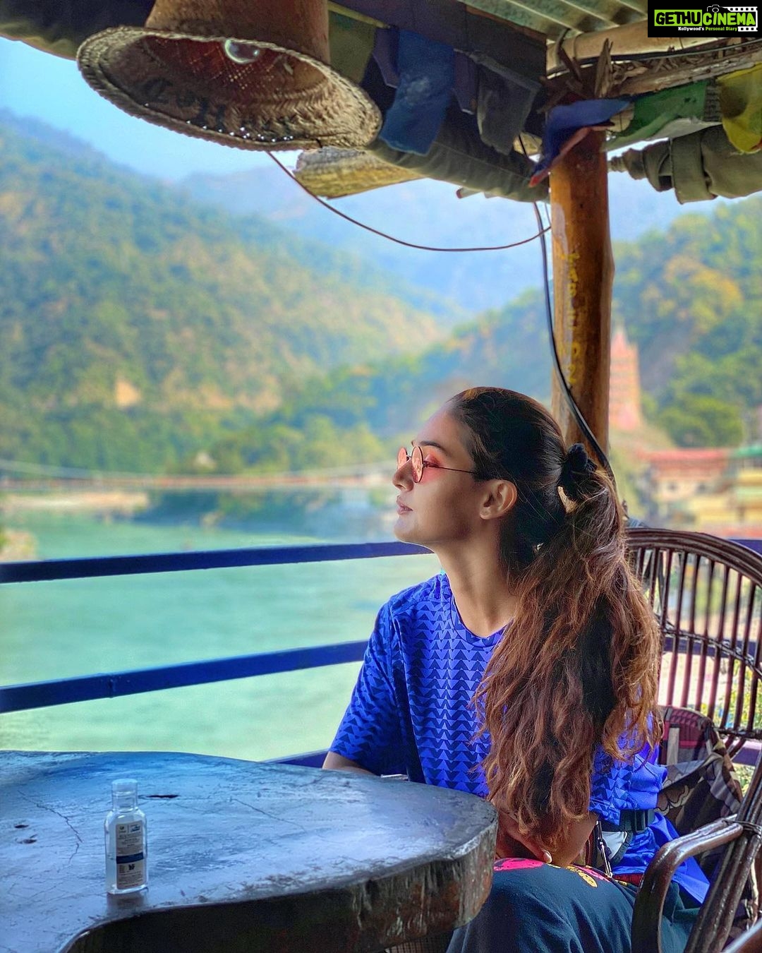 Mukti Mohan Instagram - #GangaGhat ЁЯМК рдорд▓рд┐рди рди рдЧрдВрдЧрд╛ рдЬреА рд╣реБрдИрдВ ,рдзреЛрддреЗ рдзреЛрддреЗ рдкрд╛рдк рдкрд░ рдЙрд╕ рдХрдЪрд░реЗ рд╕реЗ рд╣реБрдИрдВ, рдлреЗрдВрдХреЗ рд╣рдо рдЕрд░реБ рдЖрдк рднрд╛рдЧреАрд░рде рддрдк рд╕реЗ рдорд┐рд▓реАрдВ, рдЧрдВрдЧрд╛ рдЬреА рд╡рд░рджрд╛рди рднрд╡рд╕рд╛рдЧрд░ рд╕реЗ рддрд╛рд░ рдХрд░, рдХрд░рддреА рдореЛрдХреНрд╖ рдкреНрд░рджрд╛рди рд░рдЦрдирд╛ рдЗрд╕рдХреЛ рд╕реНрд╡рдЪреНрдЫ рд╣реИ, рд╣рдо рд╕рдмрдХрд╛ рд╣реА рдХрд╛рдо рдирд┐рд╢рджрд┐рди рдХрд░рдХреЗ рдЖрд░рддреА, рдЙрдирдХреЛ рдХрд░реЗрдВ рдкреНрд░рдгрд╛рдо - рдбреЙ рдЕрд░реНрдЪрдирд╛ рдЧреБрдкреНрддрд╛ #GangaRiver #RiversOfIndia ЁЯЗоЁЯЗ│ #EverSoGiving ЁЯШЗ #HighTimeWeGiveBackToNature Little Buddha Cafe