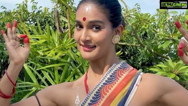 Mukti Mohan Instagram - Pesh hai “Beauty Shot ka BootCamp” by Choreographer Didis @mohanshakti @alishasingh.official 🌚👀🌸🔊 #NrityaTribe was such a wonderful experience, to do every bit ourselves from wearing Mom-made blouses with saris, art by @kmohan12 @thisisriyaaaa to dancing on our terrace. Forever grateful as #Lockdown gave birth to a new dance form #NrityaTribe and it was made with love by all women. Including 🌚🌝 #Chhedkhaniyaan by choreographer didis🤪🥸