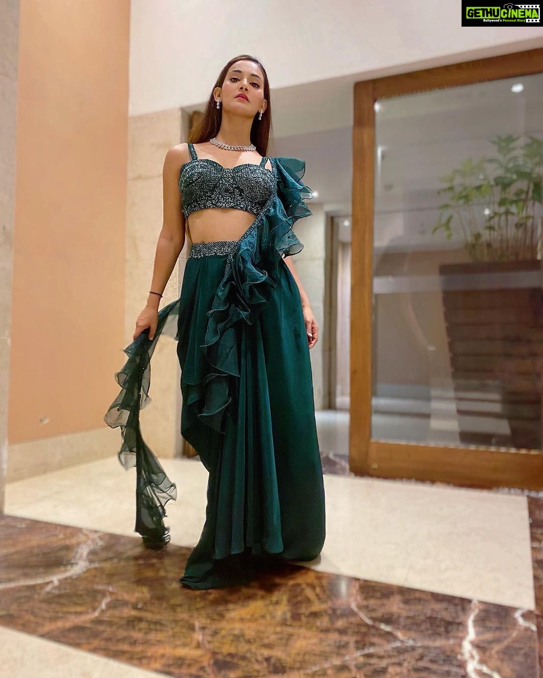 Mukti Mohan Instagram - It’s time we danced with the truth, and the truth is, isse ☝️ek minute pehle I’d a chilly cheese toast after years😁#itnikhushi 🥲 let’s party🤾🏻 @punitjpathakofficial @nidhimoonysingh #PseNiTak thank you for crazy #PartyScenes 🌌 Congrats again❣️ Styled by: @camy1411 Assisted by: @anna_1394_ @tejalnagmoti Outfit: @kalkifashion Jewellery: @jewellerybyavnigujral @vblitzcommunications & @gewelsbymona Footwear: @oceedeeshoes Make up @mitavaswani Hair @shalinisharmamakeupandhair