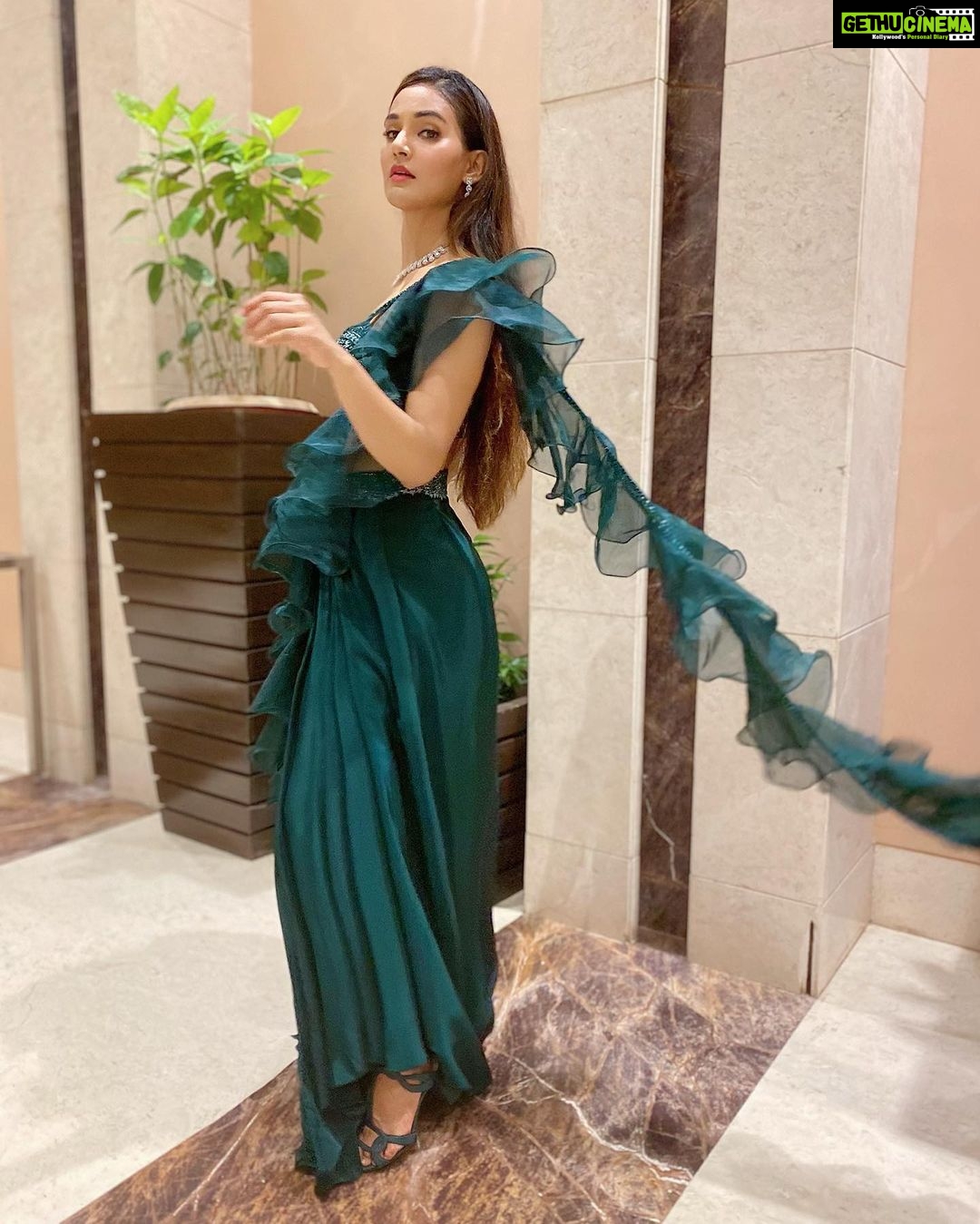 Mukti Mohan Instagram - It’s time we danced with the truth, and the truth is, isse ☝️ek minute pehle I’d a chilly cheese toast after years😁#itnikhushi 🥲 let’s party🤾🏻 @punitjpathakofficial @nidhimoonysingh #PseNiTak thank you for crazy #PartyScenes 🌌 Congrats again❣️ Styled by: @camy1411 Assisted by: @anna_1394_ @tejalnagmoti Outfit: @kalkifashion Jewellery: @jewellerybyavnigujral @vblitzcommunications & @gewelsbymona Footwear: @oceedeeshoes Make up @mitavaswani Hair @shalinisharmamakeupandhair