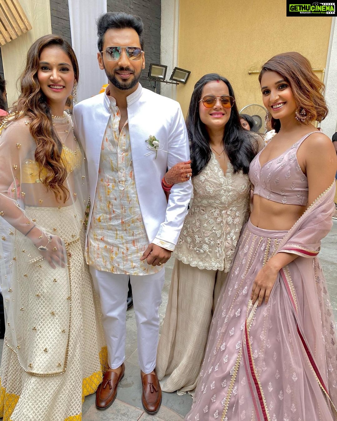 Mukti Mohan Instagram - SaReGaMaPaDhaNiiiiii pe lock kiya jaaye kyunki itβs time to celebrate #PseNiTak π @punitjpathakofficial @nidhimoonysingh CONGRATULATIONS mere Doston! Pyaar aur bohat saara PYAAR and lots of years of understanding and togetherness π #weddingfun #yaarkishaadi #weddingvibes