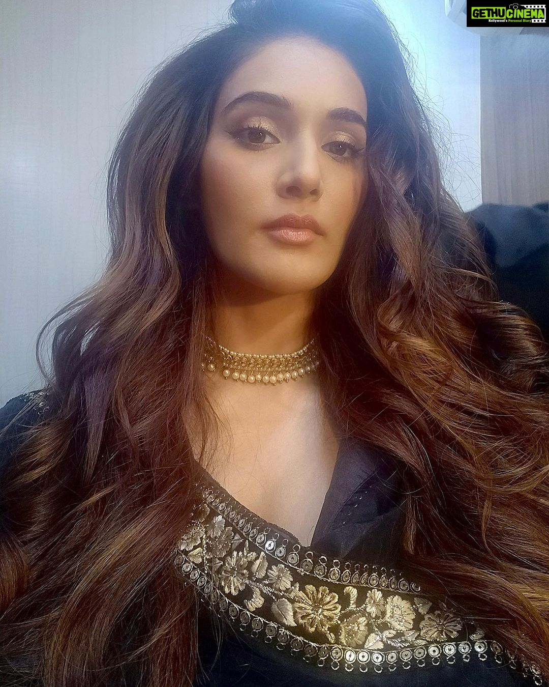 Mukti Mohan Instagram - My -“Mædamn is ready for her shot before time” clicks and Khichikkkks🤓!! #bhaagbeaniebhaag @netflix_in @showmetheravi @smwhtlatelatif @ishaannair7 Enjoy your #weekendbinge 📺 🍿 (Dekho jaldi sirf aaj aur kal free hai) @neerajnavare.makeupartist #hairbydwyessh @jagtap721 @shaurya_bajpai