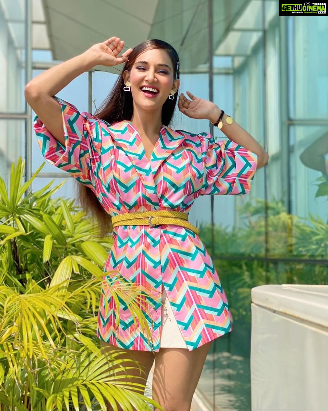 Mukti Mohan Instagram - And I still get those butterflies π¦ At times itβs a bloody Chiddiyaghar π¦π§π€ but mostly butter with flies π§ #embracingsingledom #laughingontheoutsidecryingontheinside NOT !π¦Ήπ»ββοΈ #SoloYolo #MuktGyaan