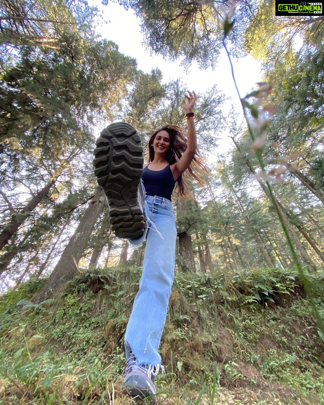 Mukti Mohan Instagram - Stop. Swipe. Swipe. Split ‘n’ bye👋 📽 @ivanshu_k @priyalgoyal जान के क्या करोगे पहुच वैसे भी नही पाओगे