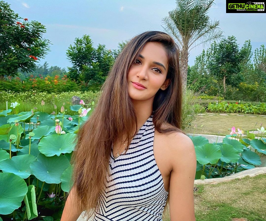 Mukti Mohan Instagram - गुलों में रंग भरे बाद-ए-नौ-बहार चले 🌷 The Source at Sula