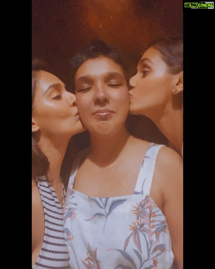Mukti Mohan Instagram - To every passing year and with every single memory with you, You guys are my real booooo! To many more squishes and much more pyaar Tinu didi and chikoo didi, aap best ho yaaaaar 🌷🌹Happy Birthday @kmohan12 @mohanshakti @sula_vineyards 🍃🌷🍃