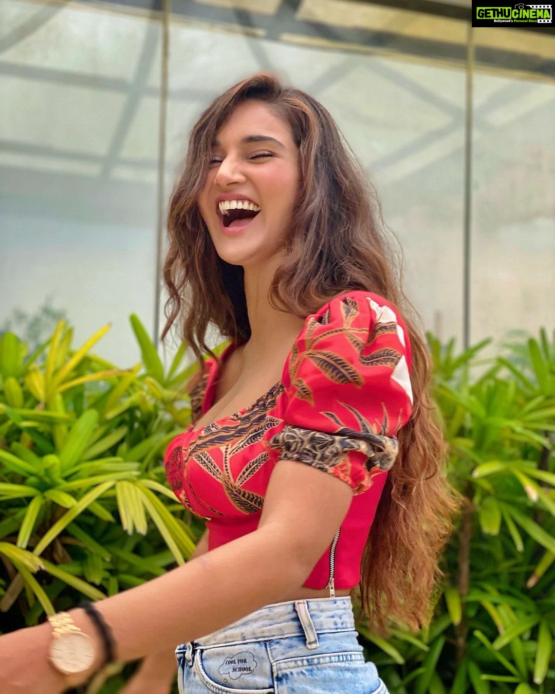 Mukti Mohan Instagram - “Kaun Ashfaq Miyan KehenRahein hain!” expression be like! 😆 P.S.- I know I won’t get a reply from you but can’t stop myself from confessing my love for you on social media! @kajol I love you too much🙌🌟)