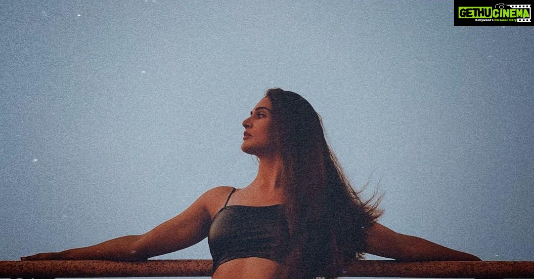 Mukti Mohan Instagram - पानी रे पानी तेरा बरसना मिट्टी रे मिट्टी तेरा मेहकना क्या होता है ये कभी पूछे आकर रेगिस्तान कोई 🏜 #AajKiBaarish 🦚