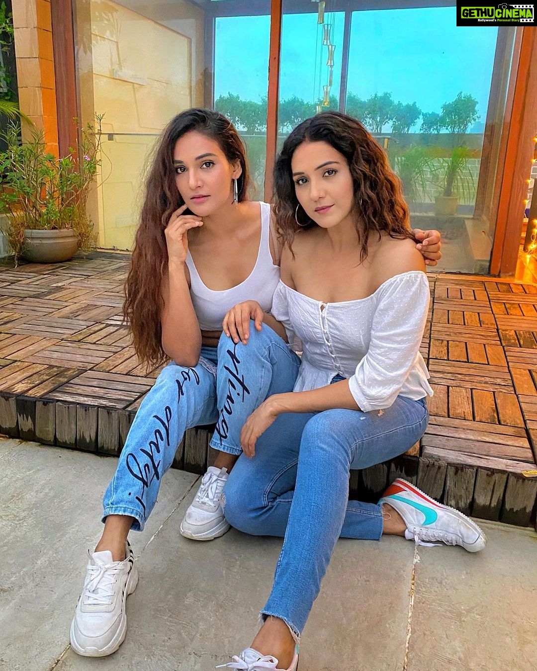 Mukti Mohan Instagram - To my left: I’ve all the right and rarest masterpieces of my heart put together, My GodMother🌬👩🏻🌾 @neetimohan18 #blessed