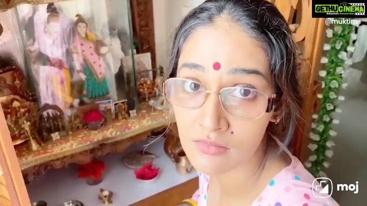 Mukti Mohan Instagram - Meri mom ki Moj hai, roz kisi bahane se shuru kardeti hai #ShaadiKarleBeta Aap batao, kya aapke ghar mein bhi same mahaul hai? Comment or join me on @mojindia ( @muktim - my MOJ id) π· @mohanshakti Edit @muktimanch