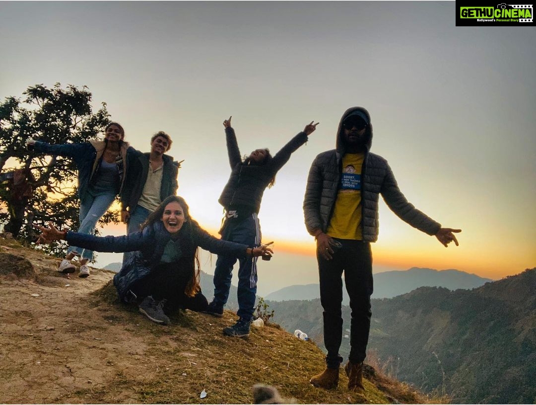 Mukti Mohan Instagram - There will always be “unforgettable memories” behind our goodbyes! Miss you guys @ivanshu_k @priyalgoyal @ishanbhandarii @chondkotfarm @abhinavchatwal @raghavjuyal @yashasvijuyal Golu, Surya, Anshuman, Mamaji , Manav, Camilla 💛✌️ Kahi to Hu