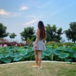 Mukti Mohan Instagram - गुलों में रंग भरे बाद-ए-नौ-बहार चले 🌷 The Source at Sula