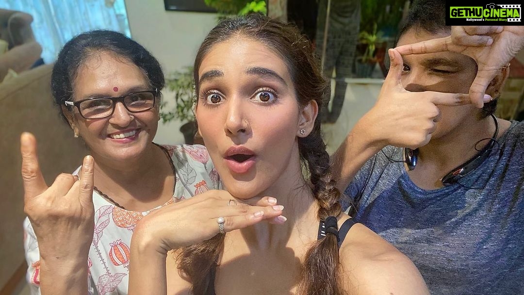 Mukti Mohan Instagram - Cast and crew of new special edition #MuktGyaan episode, includes 5mins homeworkout and some #mukgyaan (obviously🙄🤓), but my mom’s savage gyaan tops any gyaan ever😂 trust me you have to watch the whole thing (link in stories) Shot by - @kmohan12 @kusum8114 Maa🌷 Edited by - :D Your support and feedback is treasured always. Until then spread joy over germs and stay safe! Lots of Love. 🧘🏻♀️❤️ @muktimanch #StairsWorkout #MuftWorkout