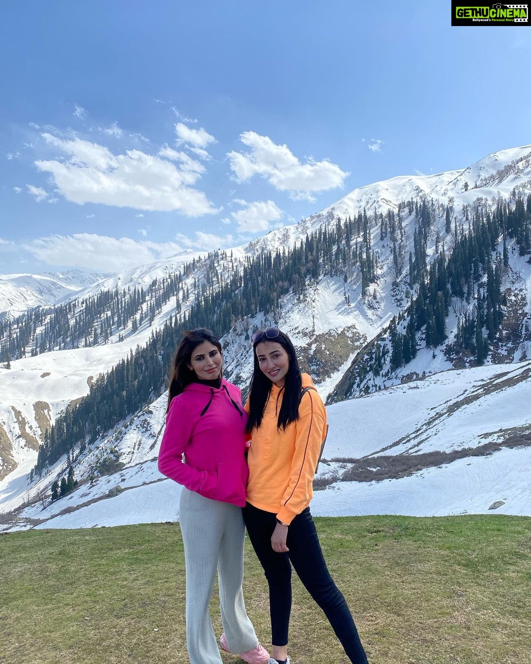 Nalini Negi Instagram - One with my pretty girlfriend Ranjanagodara ❤️ #instagood #photooftheday #fashion #beautiful #happy #tbt #like4like #followme #picoftheday #follow #me #selfie #summer #art #instadailv #friends #repost #nature #girl #fun #style #smile #food #instalike #likeforlike #familv #travel #fitness Influencer MarketingHub Gulmarg, Kashmir