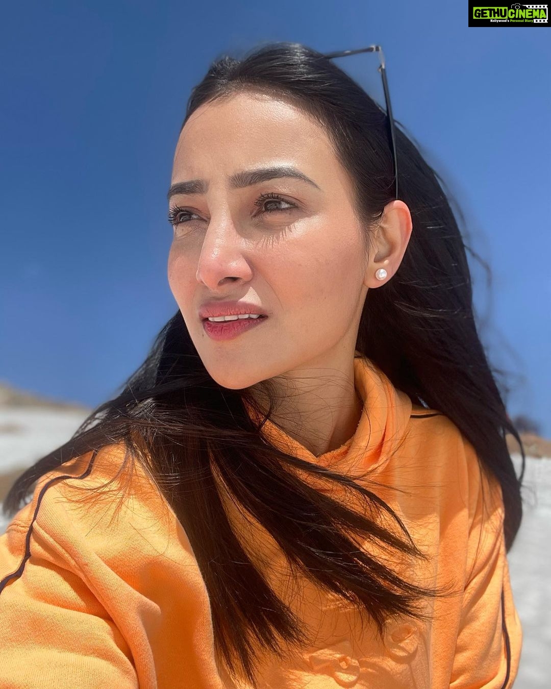 Nalini Negi Instagram - If there is heaven on earth , it’s here ❤️🗻 #picture #pictureoftheday #positivequotes #pictures #pictureperfect #posing #travel #travelling #travelgram #traveller #stylefashion #styleinspiration #styleinspo #attitude #selflove #travelstories #gulmarg #kashmirfiles #blessed #happiness #gratitude #love #posing #style #instafashion #bhfyp #mood #instagram #instagood #instalove Gulmarg, Kashmir